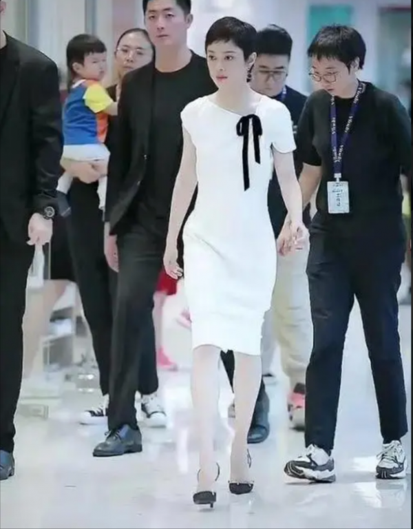 孫儷新年首秀大翻車，罕見穿馬褂卻搭運動鞋，全身照曝光像小書童