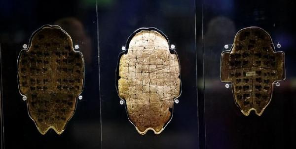 2008年，清華大學破譯戰國竹簡，揭開了甲骨文百年謎團