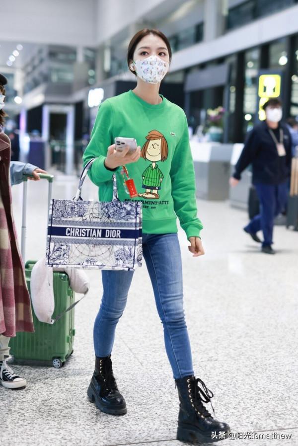 任敏身穿綠色卡通衛衣搭鉛筆牛仔褲,口罩搶眼是小可愛沒錯了 任敏身穿綠色卡通衛衣搭鉛筆牛仔褲,口罩搶眼是小可愛沒錯了