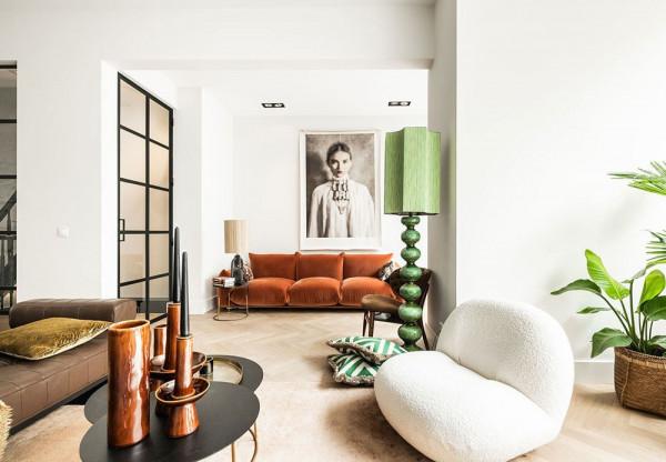 陽光房大院子，不鏽鋼與大理石，白牆配黑門窗，只羨主人不羨仙