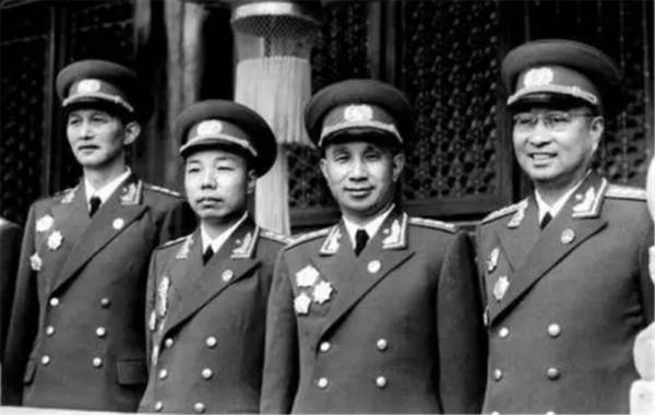 能讓陳賡大將害怕的只有一人，最敬佩的有兩人，這三人是誰？