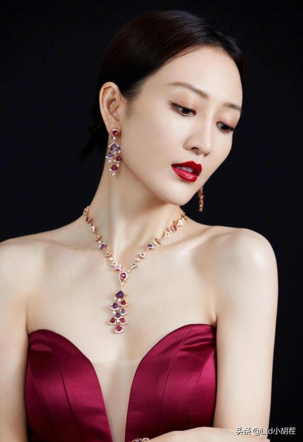 撒嬌女人王鷗：身穿紅色連衣裙超級有女人味！愛了愛了