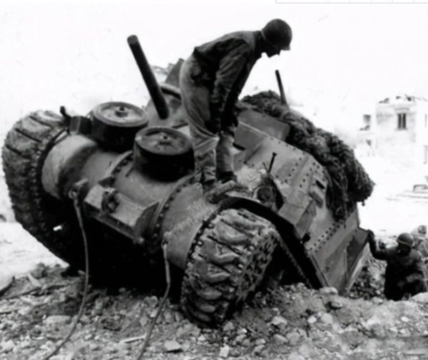 譚炳雲：1人阻擊美坦克師8小時，毛主席親自接待，元帥們排隊敬酒