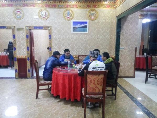 川藏騎行意義何在？13驢友雨中起爭執，結果太氣人