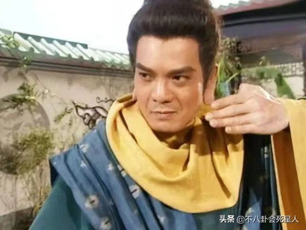 過氣港星走穴群像:黃日華穿西裝拉弓,67歲李國麟縣城賣唱 過氣港星走穴群像:黃日華穿西裝拉弓,67歲李國麟縣城賣唱