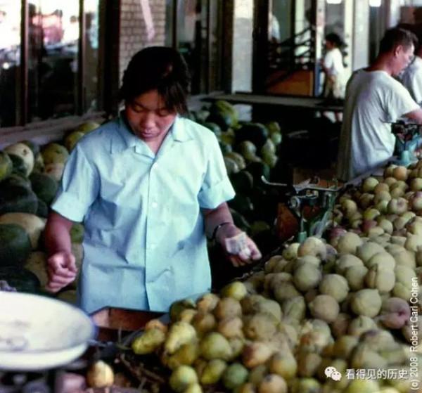 老照片 七十年代的國營商店 牛叉的營業員 老照片 七十年代的國營商店 牛叉的營業員