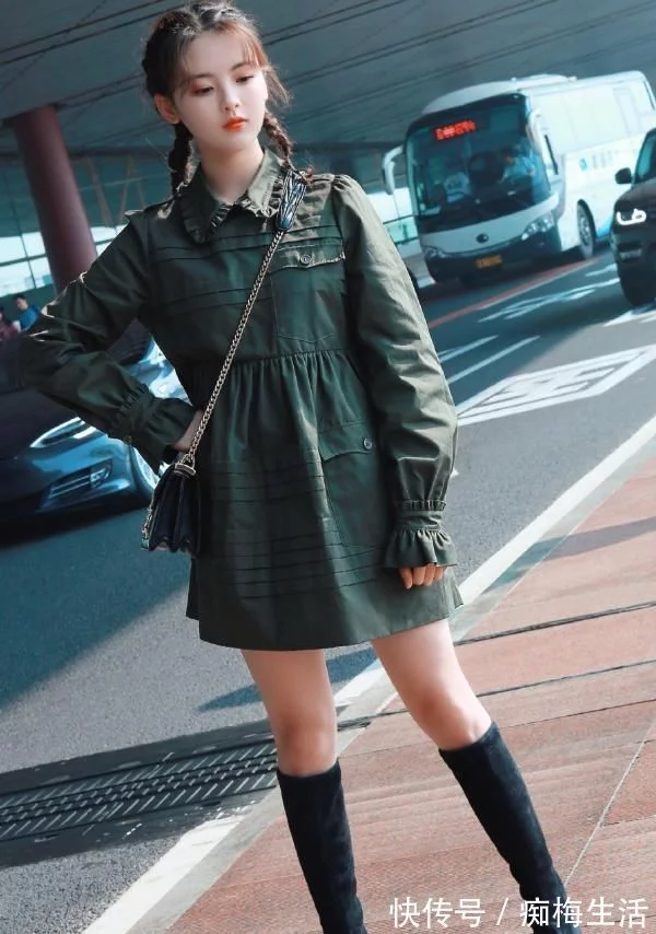 楊超越穿JK裙錄節目，卻被導演要求騎單車，這秀出的腿誰頂得住