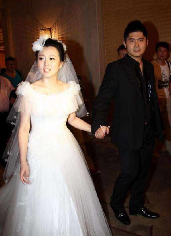 “潘長江女兒”潘陽：父親力捧也不紅，嫁給10億富商，成豪門闊太