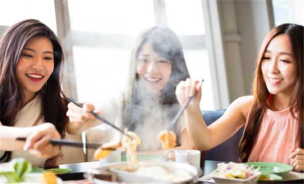 同學聚會，妻子花1288燙髮，丈夫諷刺“東施效顰”毀了15年的婚姻