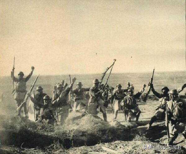 日軍拿著鋤頭在我國的農田裡耕作，這是比他們的炮火更可怕的武器