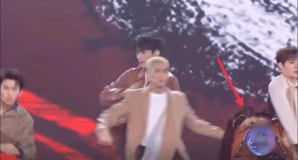 年末晚會變尷尬現場：座位插熒光棒充當觀眾，七大獎無人到場領取