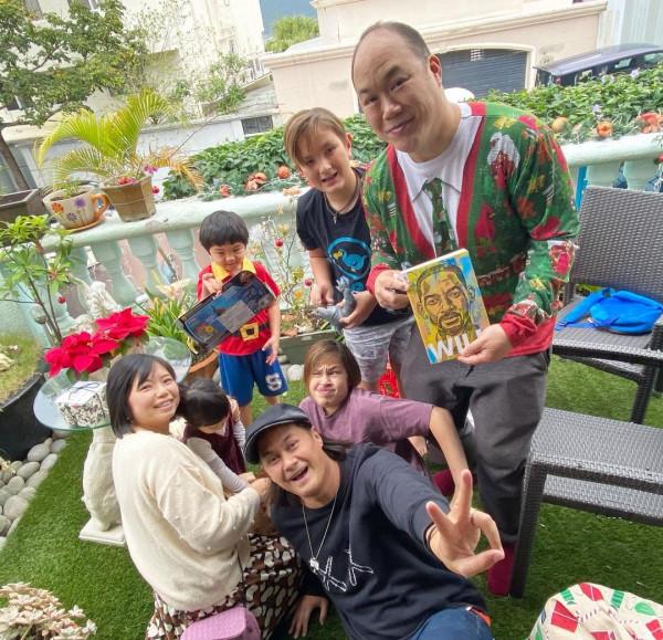 許冠文許冠傑開派對，兒孫滿堂太幸福，許冠英卻終生未婚無兒女