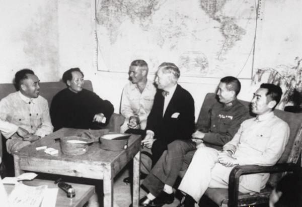 重慶談判：蔣介石從一支菸斷定毛主席是個厲害角色