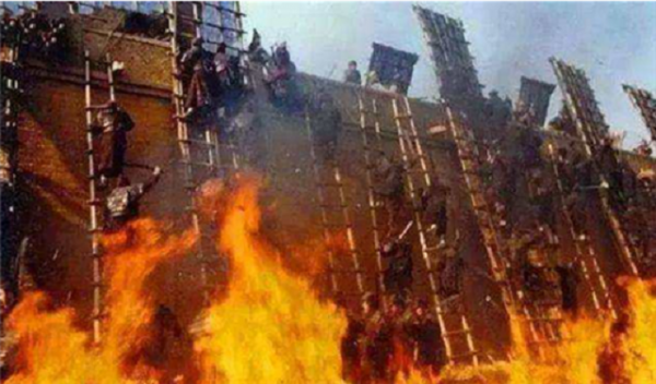 守城士兵寧願用石頭砸，也不願意推倒梯子？士兵：你以為我傻嗎？