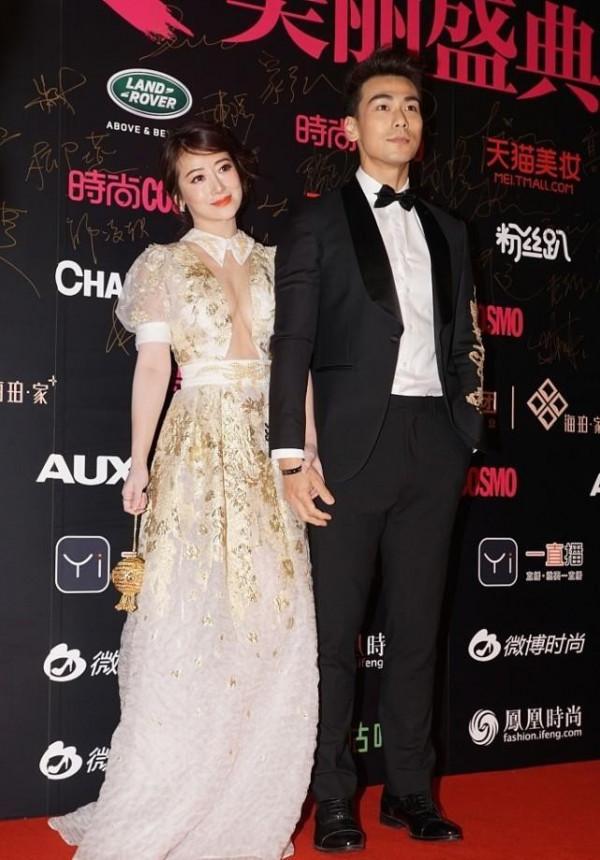 “姐弟戀”真挺幸福,陳紫函與小9歲老公並肩,打扮的年輕還透肉 “姐弟戀”真挺幸福,陳紫函與小9歲老公並肩,打扮的年輕還透肉