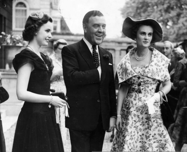 英國醜聞女王，穿搭時尚無比，除了貴賓犬隻有珍珠項鍊陪她到最後