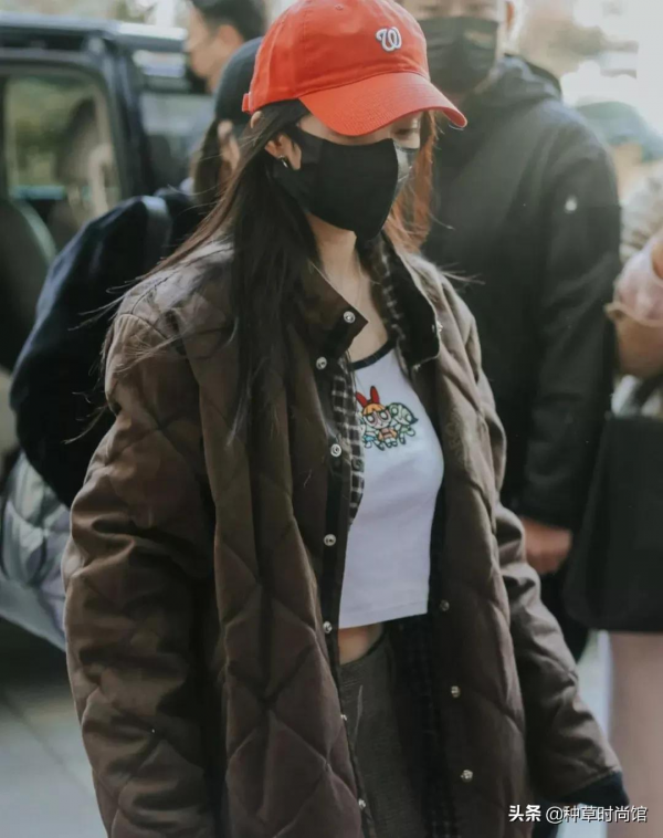 今年流行的奶奶風“毛呢羽絨服”，越土越時髦