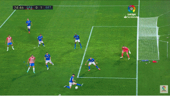 超離譜踢丟點球 沖天炮直飛二層看臺還怨草坪 超離譜踢丟點球 沖天炮直飛二層看臺還怨草坪