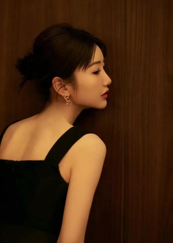 毛曉彤黑色方領連衣裙在幽暗的燈光下愈發迷人了