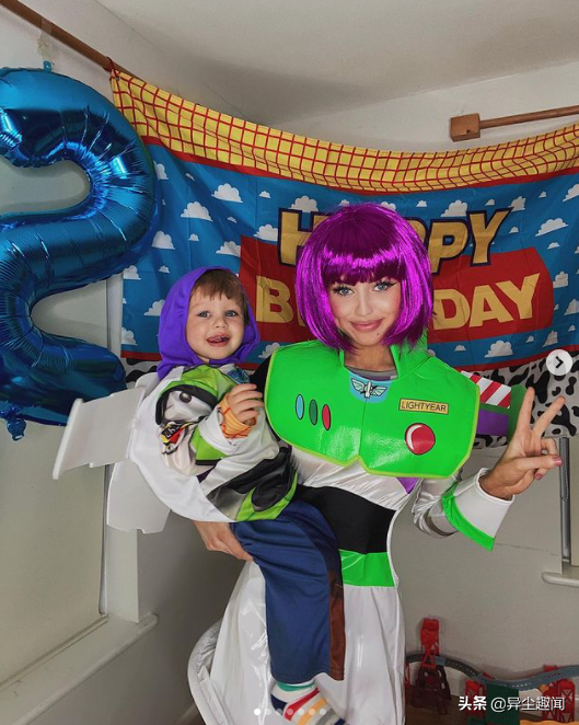 《權力的遊戲》中龍母金髮替身演員是24歲美豔辣媽,顏值不輸本尊 《權力的遊戲》中龍母金髮替身演員是24歲美豔辣媽,顏值不輸本尊