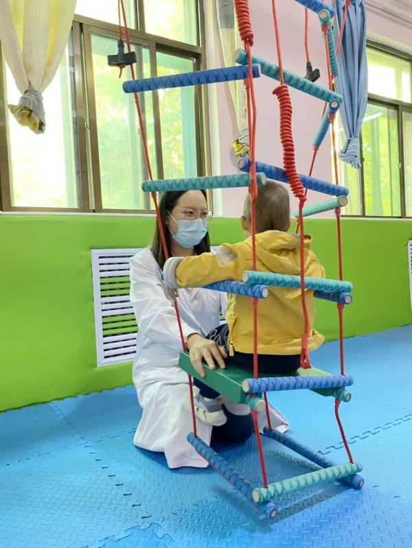 懸吊的幾根紅繩子,讓患病的寶寶在“空中”恢復健康 懸吊的幾根紅繩子,讓患病的寶寶在“空中”恢復健康