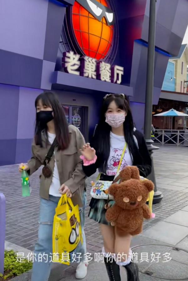 盤點環球影城偶遇明星生圖,白敬亭似商務精英,林依輪兼職賣貨? 盤點環球影城偶遇明星生圖,白敬亭似商務精英,林依輪兼職賣貨?