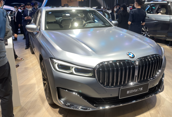 商務出行的不二之選，寶馬7系實力能打，大尺寸格柵很吸睛