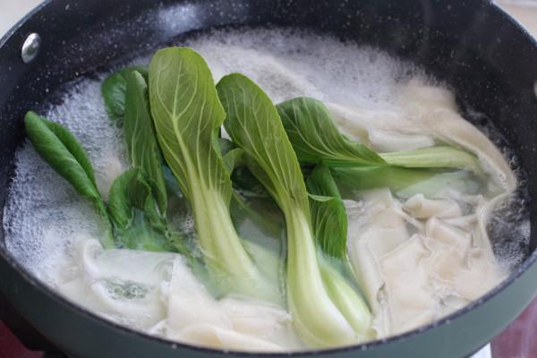 扯一扯就能做麵條,爽滑筋道比買得好,拌上醬料頓頓吃都不覺得膩 扯一扯就能做麵條,爽滑筋道比買得好,拌上醬料頓頓吃都不覺得膩