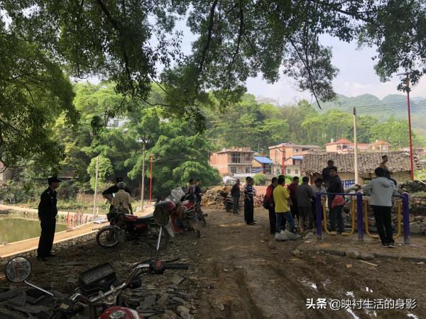 當年村裡最難相處的一戶人家，路過他門口時，所有人步伐都會加快