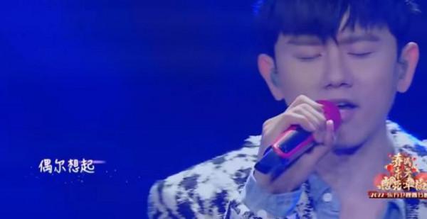 東方春晚：張傑謝娜合體，唐嫣丁禹兮變身主持人，賈冰韓雪四搭