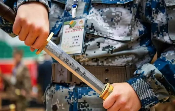 動真格！人手一把佩劍，帥炸背後有深意