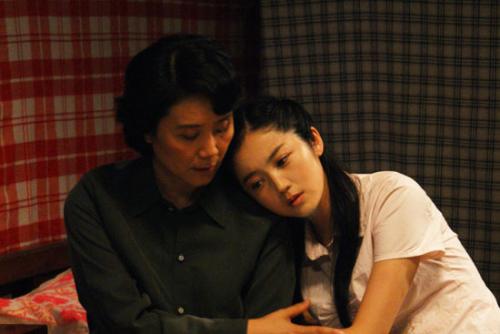 湖北夫婦撿到棄嬰供成博士，25年後親生父母來認親，掏出50萬補償