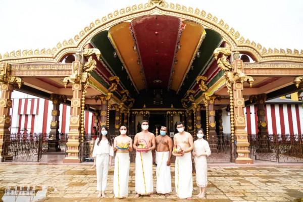 入鄉隨俗，中國大使袒露上身參訪斯里蘭卡最大印度教神廟