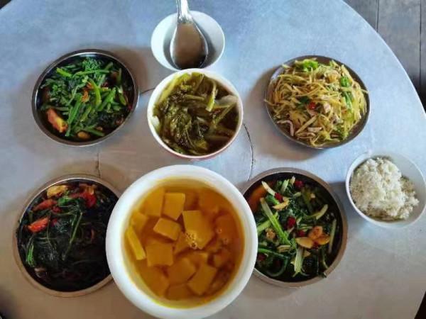 看，這就是深藏在貴州深山布依族村寨生活中的好滋味