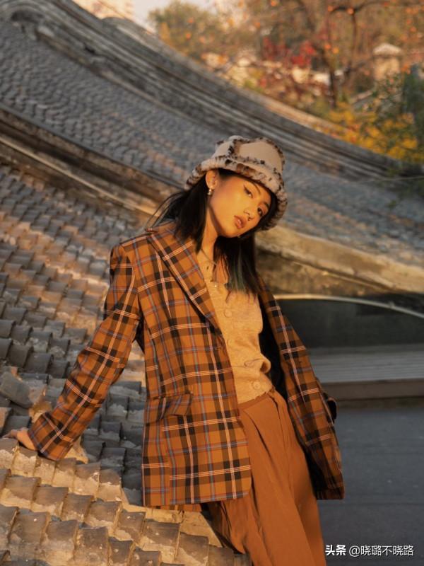 建議面板黃的女性，秋冬多穿這4個“高階色”，顯白減齡還有氣質