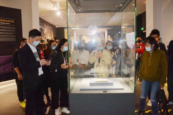 北京2022年冬奧會特許商品“冬奧冰雪瓷尊”捐贈儀式在我館舉行 北京2022年冬奧會特許商品“冬奧冰雪瓷尊”捐贈儀式在我館舉行