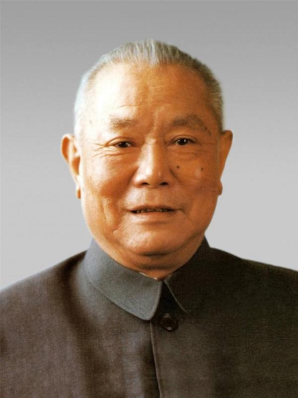 他24歲當軍政委，後來連降六級，晚年成正國級