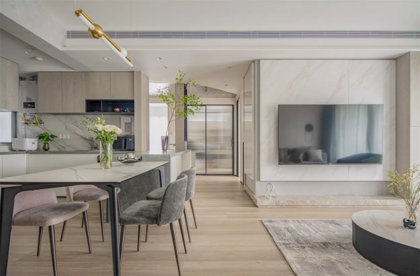 擁有現代天井，原始自然感強烈的簡約開放的家