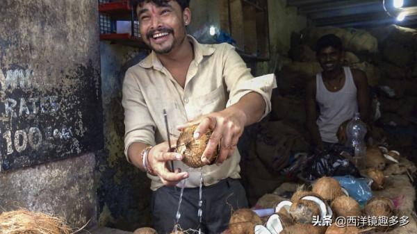 深入孟買平民窟，同吃同住，外國小哥用鏡頭記錄真實的達哈維