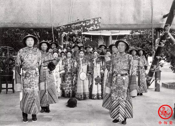 晚清老照片:慈禧太后帶著寵物狗拍照,女子身懷六甲端莊秀麗 晚清老照片:慈禧太后帶著寵物狗拍照,女子身懷六甲端莊秀麗