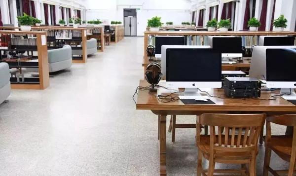 清華大學女生1張“炫富照”曝光：對不起，我不過低配的人生