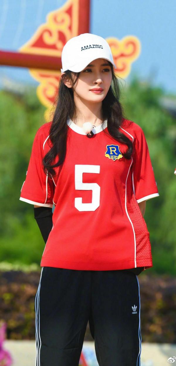 楊冪 綜藝活動組圖（大圖）紅色運動服凸現好身材