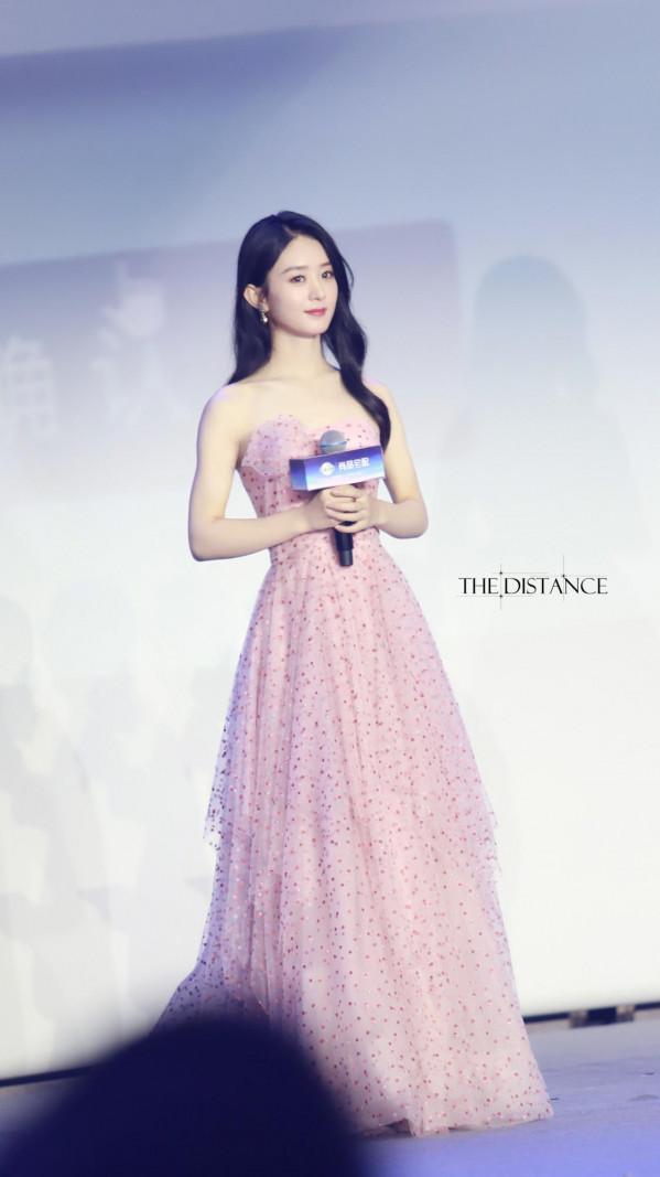 趙麗穎一身一字領蕾絲連衣裙，如花仙子好美好水靈