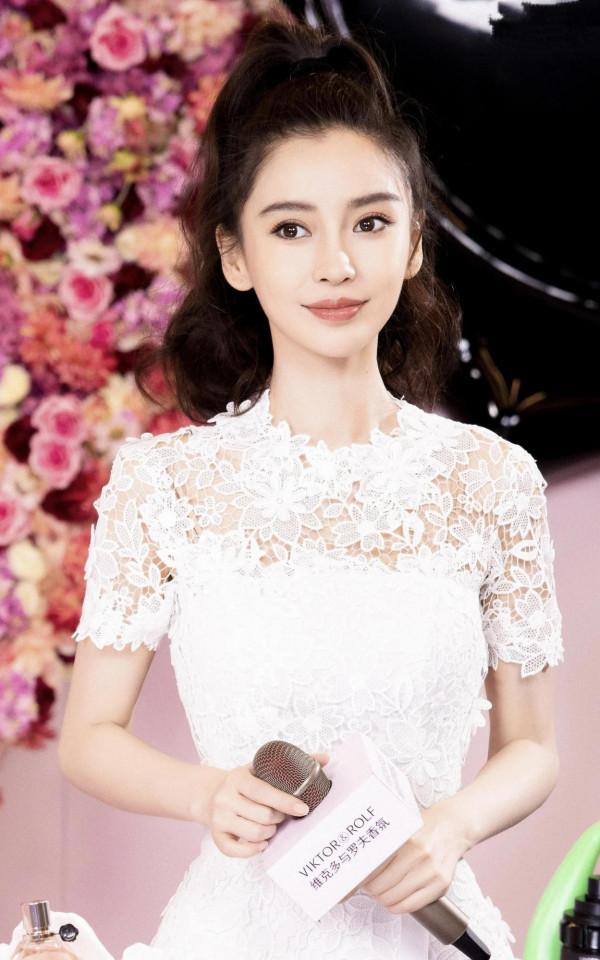 楊穎白裙代言香水