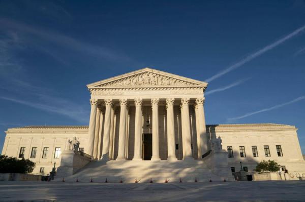 美國最高法院的門楣上，竟刻有1箇中國人的雕像，他是誰？