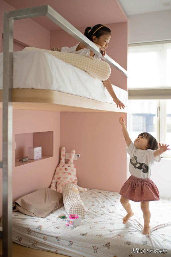 客廳不裝電視機也就算了，她家竟然放了一張“床”，空間自由隨性