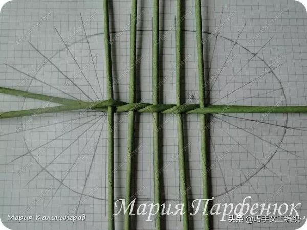 舊報紙雜誌不要扔，捲成紙棍這樣編，收納太強大了