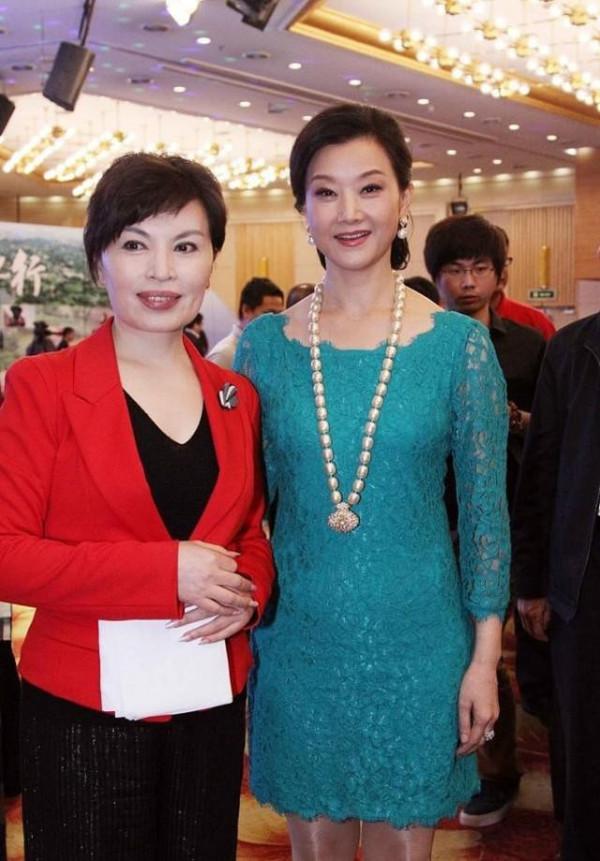 55歲宋祖英不顯老,穿蕾絲裙配珍珠項鍊像優雅奶奶,氣質依然高貴 55歲宋祖英不顯老,穿蕾絲裙配珍珠項鍊像優雅奶奶,氣質依然高貴