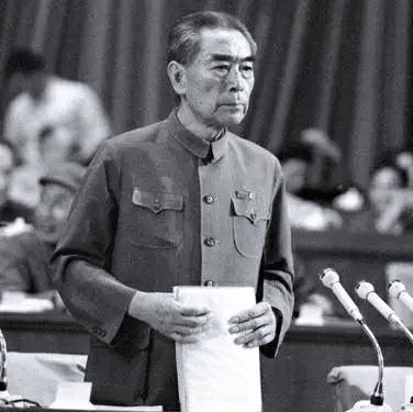 1975年賀龍骨灰安放儀式，總理連鞠七個躬，拉著薛明說：我來晚了