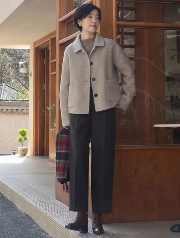 小個子少穿長大衣，“短外套+祼靴”才更適合，搭裙子褲子都好看